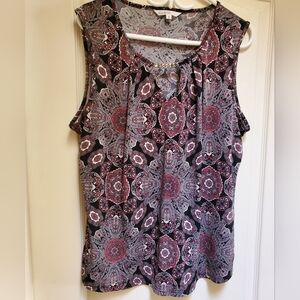 Tank with chain keyhole detail